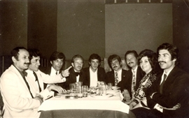 Kubana Gazinosu'nda Abbas Sütçü, İzzet Altınmeşe, Selahattin Toprak, Figen Sezer ve Bağlama ekibindeki arkadaşlarıyla (1972)