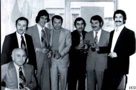 Yaşar Aydaş- Erkan Sürmen Müzik Evi'nin açılış günü. Soldan sağa: Ali Canlı (önde oturan) , Erdem Çalışkanel, Erkan Sürmen, Burhan Gökalp, Selahattin Erorhan, Yaşar Aydaş, İhsan Öztürk - 1976